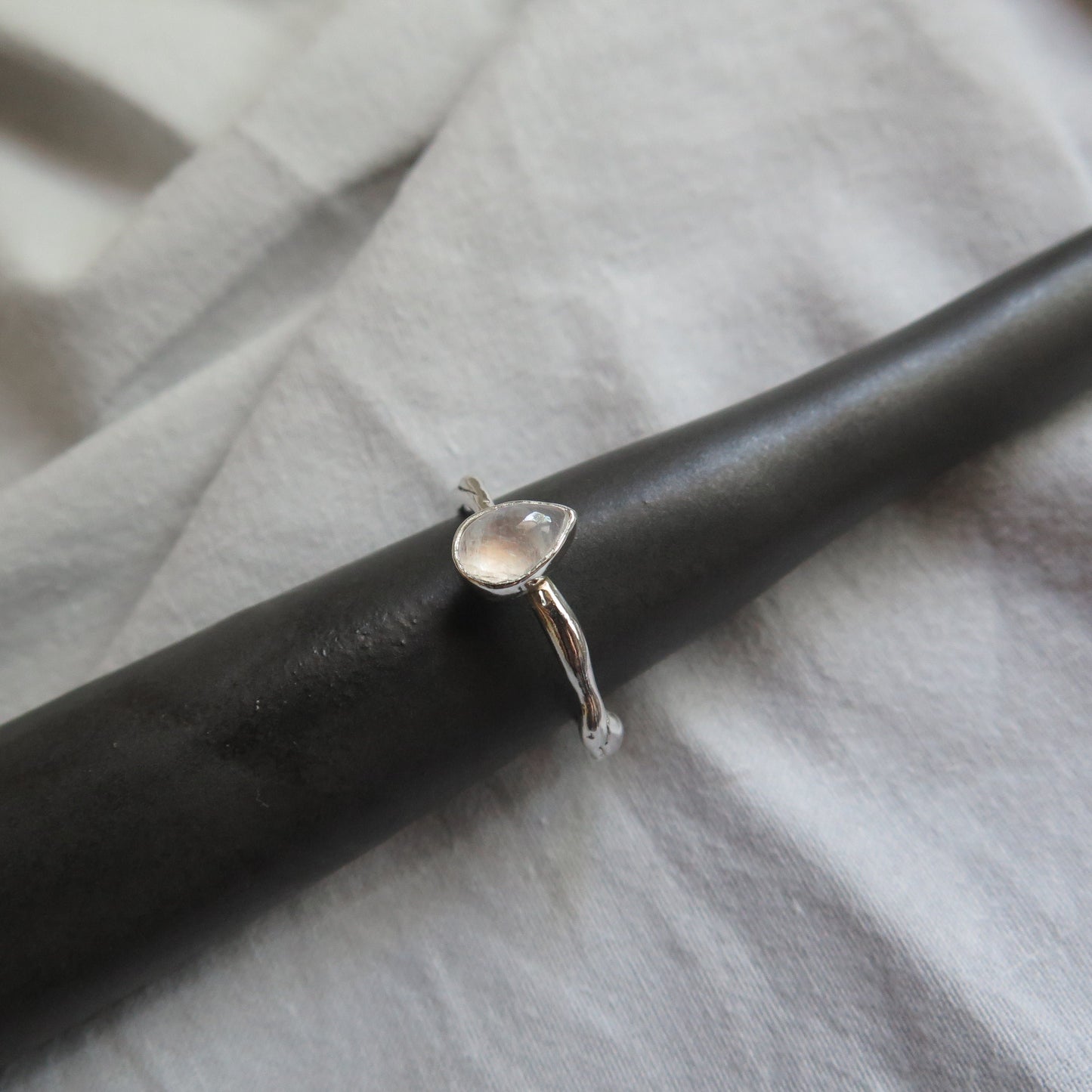 Anillo Hebras y Piedra